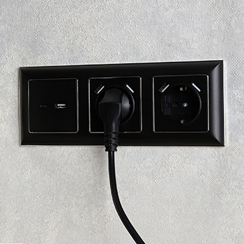 рамка 3-постовая IEK РУ-3-Бр Brite хром / черный - пример установки