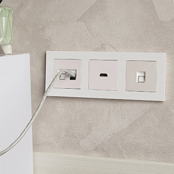 рамка 3-постовая IEK РУ-3-Бр Brite белый рифленый - пример установки