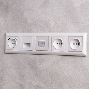 рамка 5-постовая IEK РУ-5-Бр Brite бежевый / жемчужный - пример установки