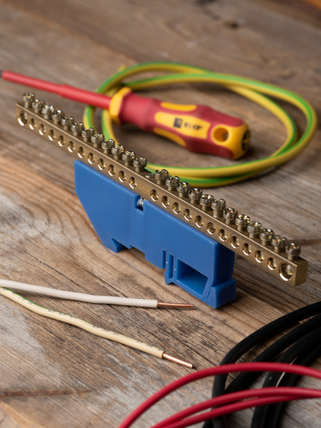 купить Шина нулевая 6*9 24групп DIN-изолятор синий на DIN-рейку EKF  в Йошкар-Оле Шина нулевая 6*9 24групп DIN-изолятор синий на DIN-рейку EKF