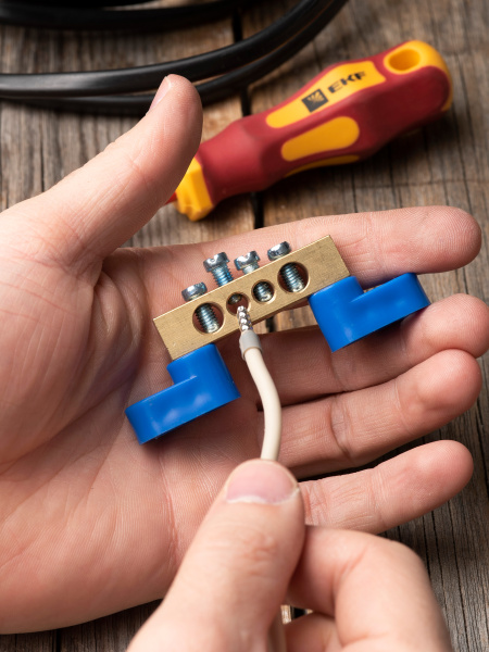 купить Шина нулевая 8*12 4групп 2 угловых изолятора синий винтовой по краям EKF  в Йошкар-Оле Шина нулевая 8*12 4групп 2 угловых изолятора синий винтовой по краям EKF