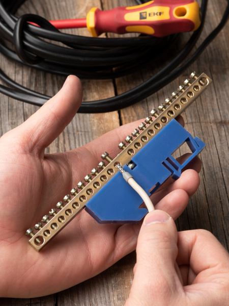 купить Шина нулевая 6*9 24групп DIN-изолятор синий на DIN-рейку EKF  в Йошкар-Оле Шина нулевая 6*9 24групп DIN-изолятор синий на DIN-рейку EKF