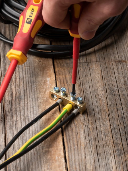 купить Шина нулевая 8*12 4групп без изолятора винтовой по центру EKF  в Йошкар-Оле Шина нулевая 8*12 4групп без изолятора винтовой по центру EKF