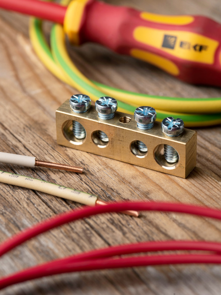 купить Шина нулевая 8*12 4групп без изолятора винтовой по центру EKF  в Йошкар-Оле Шина нулевая 8*12 4групп без изолятора винтовой по центру EKF