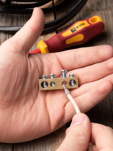 купить Шина нулевая 8*12 4групп без изолятора винтовой по центру EKF  в Йошкар-Оле Шина нулевая 8*12 4групп без изолятора винтовой по центру EKF