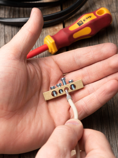 Шина нулевая 6*9 4групп без изолятора винтовой по краям EKF