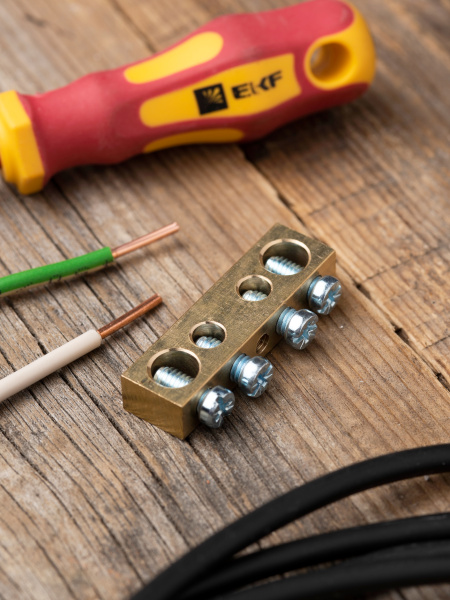 купить Шина нулевая 8*12 4групп без изолятора винтовой по центру EKF  в Йошкар-Оле Шина нулевая 8*12 4групп без изолятора винтовой по центру EKF