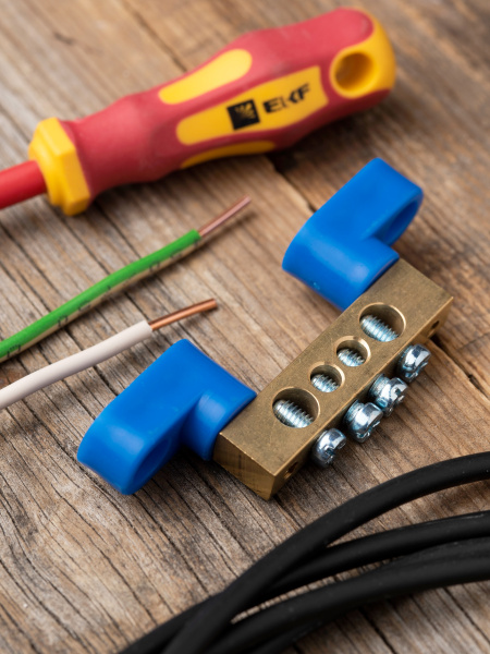 купить Шина нулевая 8*12 4групп 2 угловых изолятора синий винтовой по краям EKF  в Йошкар-Оле Шина нулевая 8*12 4групп 2 угловых изолятора синий винтовой по краям EKF