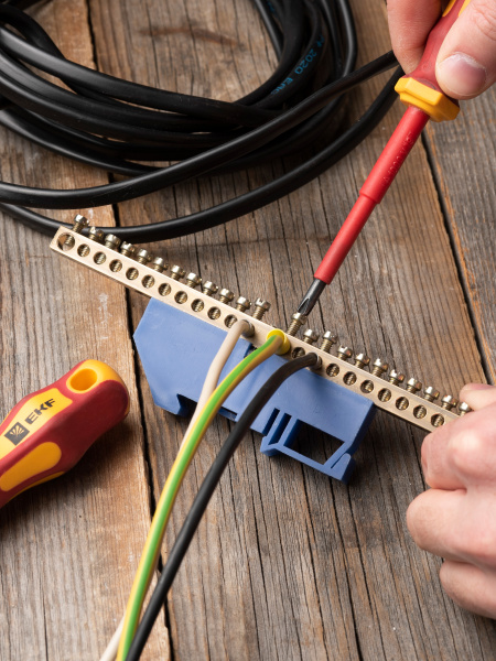 купить Шина нулевая 6*9 24групп DIN-изолятор синий на DIN-рейку EKF  в Йошкар-Оле Шина нулевая 6*9 24групп DIN-изолятор синий на DIN-рейку EKF