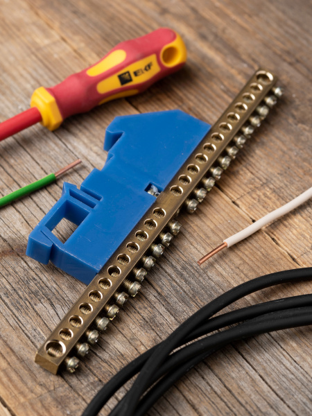 купить Шина нулевая 6*9 24групп DIN-изолятор синий на DIN-рейку EKF  в Йошкар-Оле Шина нулевая 6*9 24групп DIN-изолятор синий на DIN-рейку EKF