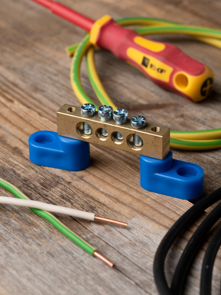 купить Шина нулевая 8*12 4групп 2 угловых изолятора синий винтовой по краям EKF  в Йошкар-Оле Шина нулевая 8*12 4групп 2 угловых изолятора синий винтовой по краям EKF